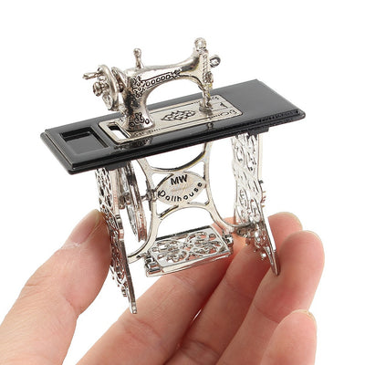 New 1Pc Mini Exquisite Alloy Miniature Sewing Machine 1:12 Scale Dollhouse DIY Decoration Gift Маленькая швейная машина